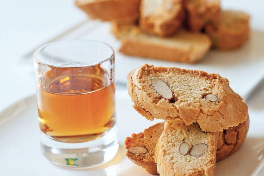 Repas dans le gîte en Toscane, Italie, avec des cantucci et vin santo, une spécialité locale