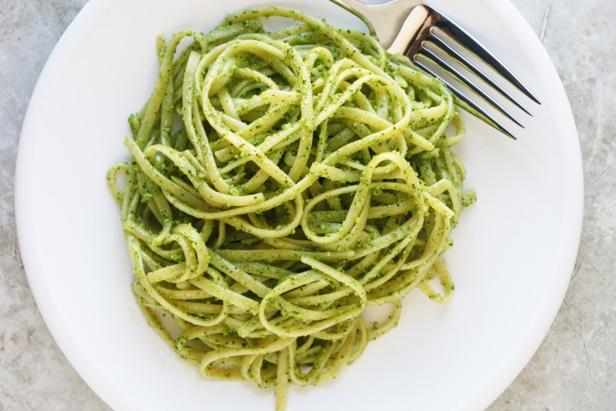 Pâtes pesto maison au restaurant à Volterra