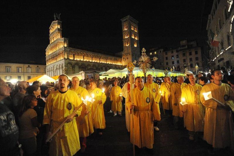 Procession Luiminaria Toscane