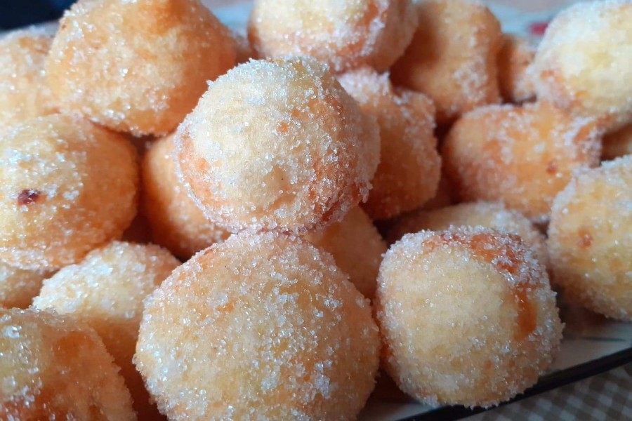 Repas au gîte en Toscane, Italie, avec des beignets en dessert