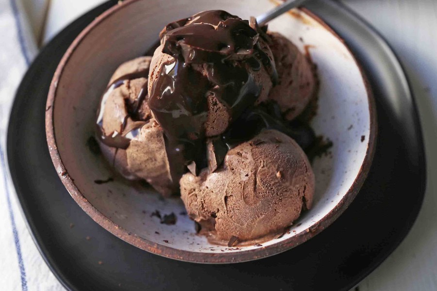 Repas au gîte en Toscane, Italie, avec de la glace au chocolat en dessert