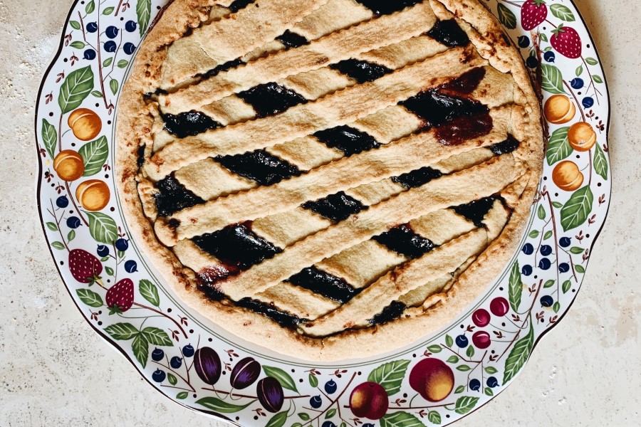 Repas au gîte en Toscane, avec du gâteau à la confiture de raisins