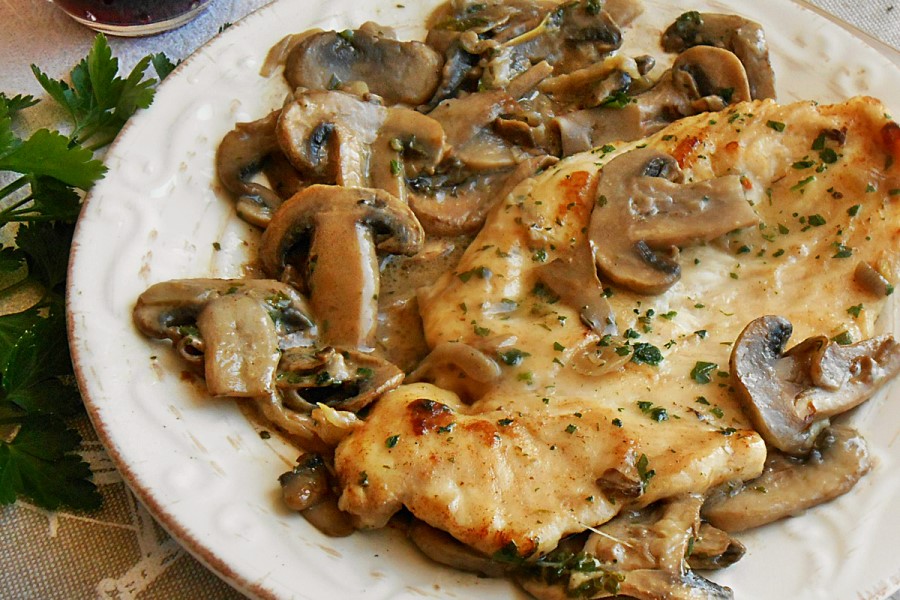 Cuisine de la Toscane, Italie : plat principal à base de viande avec des champignons