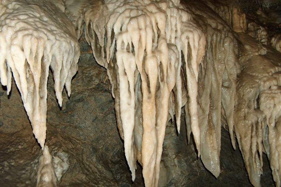 Stalactites dans une cave en Toscane