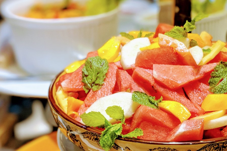 Repas au gîte en Toscane, Italie, avec un salade de fruits en dessert