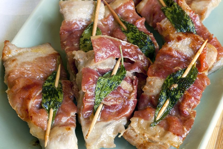 Cuisine de la Toscane, Italie : rouleaux de viande au jambon, saltimbocca