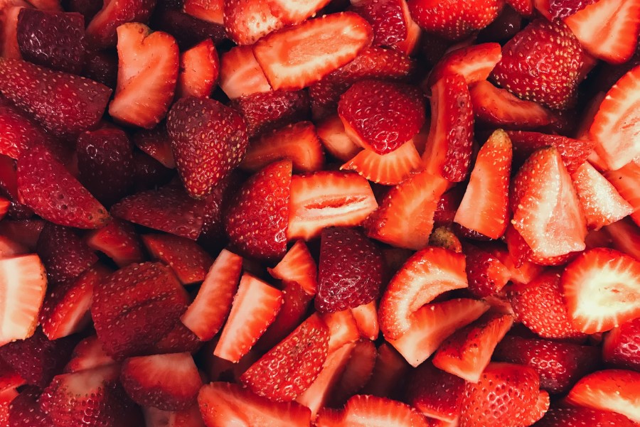 Repas au gîte en Toscane, Italie, avec des fraises en dessert