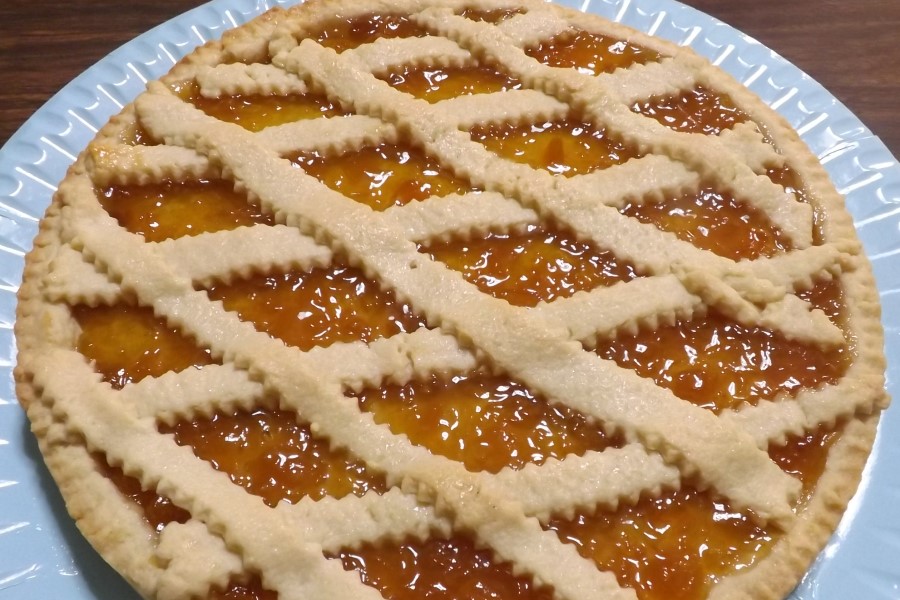 Repas au gîte en Toscane, avec du gâteau à la confiture d'abricots