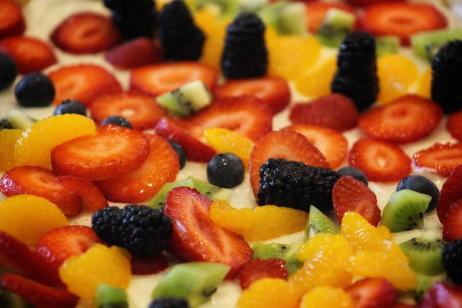 Repas au gîte en Toscane, Italie, avec un gâteau aux fruits en dessert