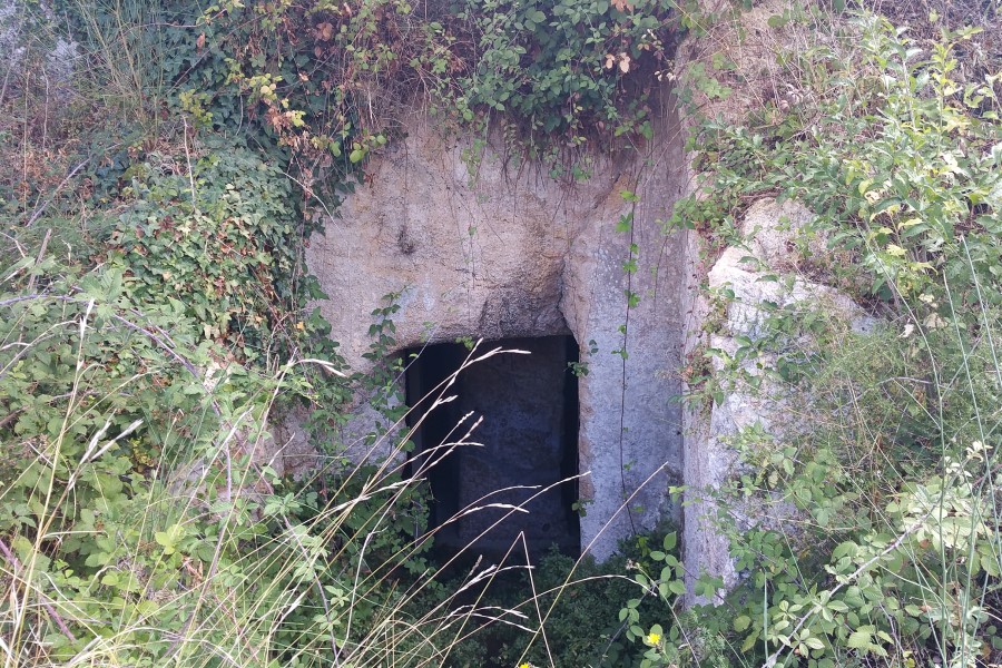 Caverne funéraire étrusque en Toscane