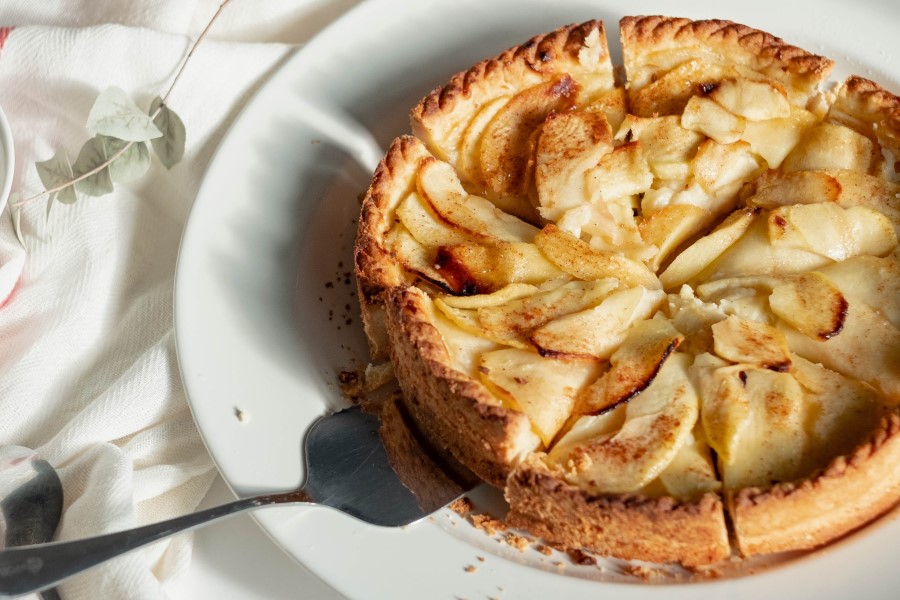 Repas au gîte en Toscane, Italie, avec un gâteau aux pommes en dessert