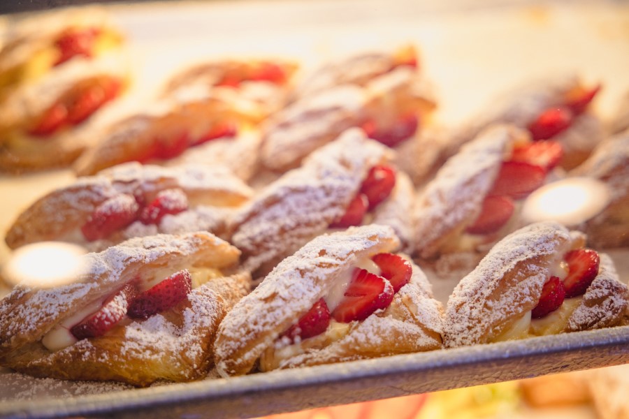 Repas au gîte en Toscane, Italie, avec des fraises et des beignets