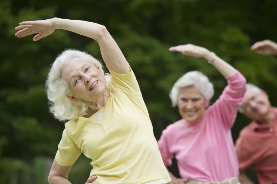 Senioren Gymnastik Toskana im Garten