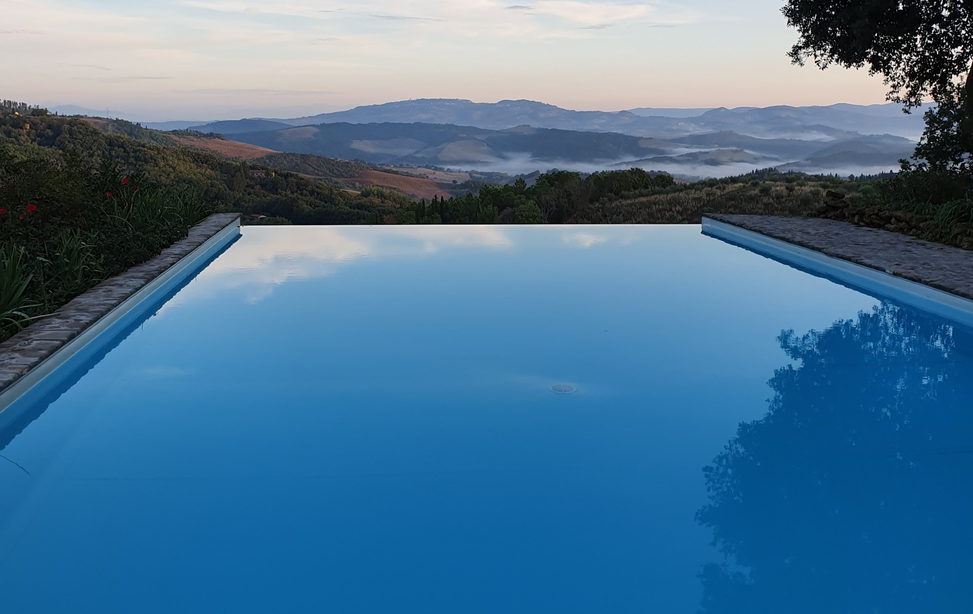 Ferienhaus mit Pool Toskana Landschaft Hügel mit Nebel