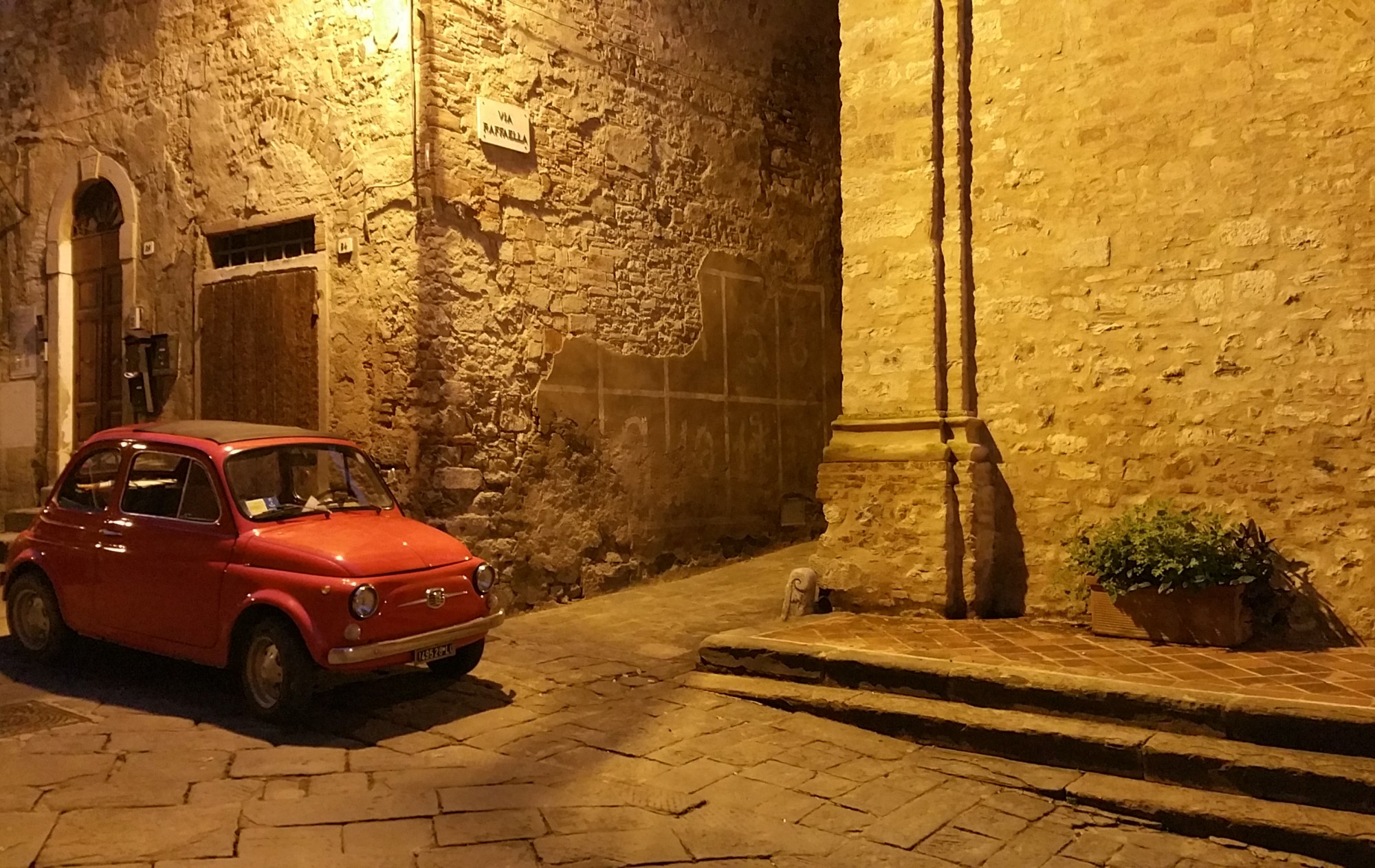 Italien Stadt Fiat 500 in Suvereto Altstadt