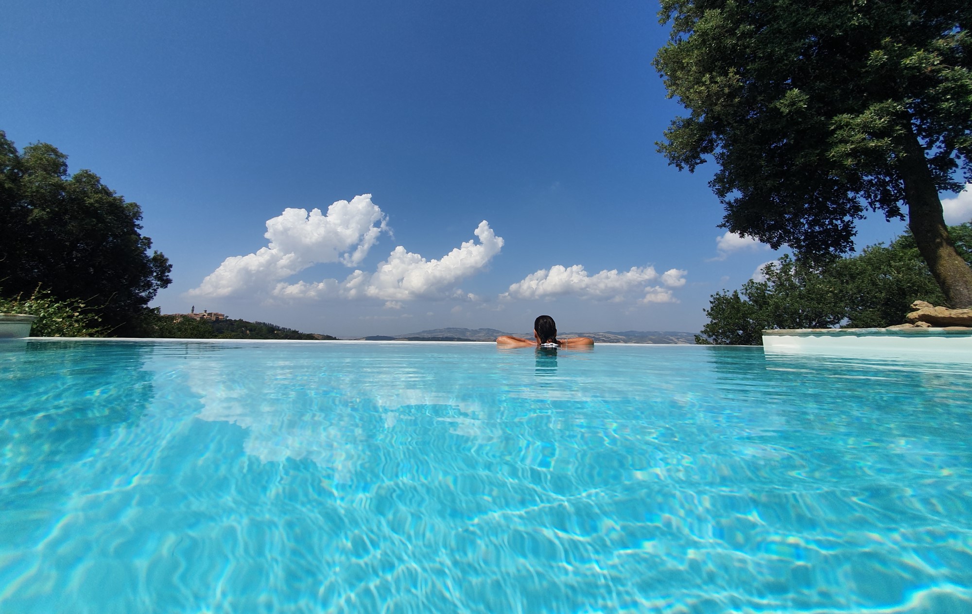 Baden Toskana im Infinity Pool zwischen Siena und Meer