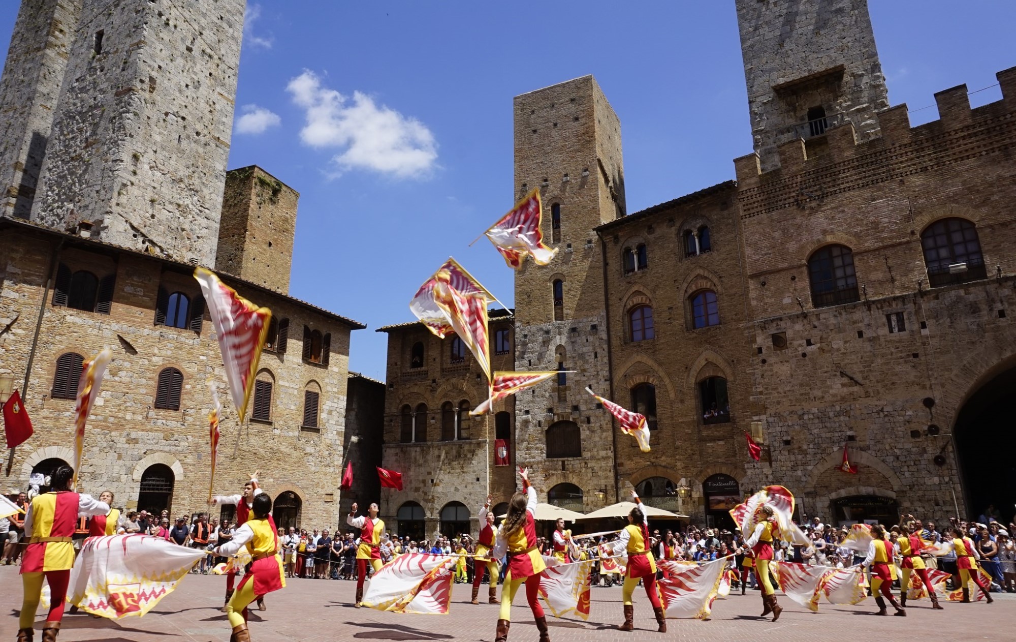 Festspiele Toskana San Gimignano Fahnen Kostüme