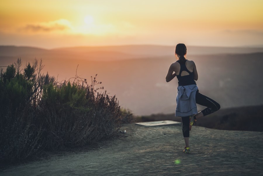 Yoga Toskana Hügel zwischen Siena und dem Meer am Abend