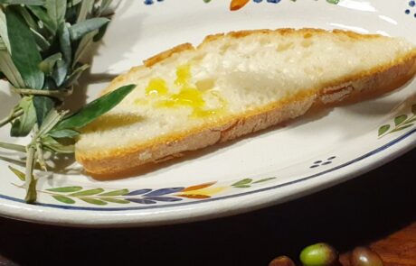 Olivenöl Italien frisches Olivenöl auf Bruschetta und Oliven